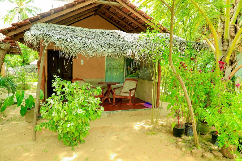 Natural Cabanas Kanattegoda Exteriör bild